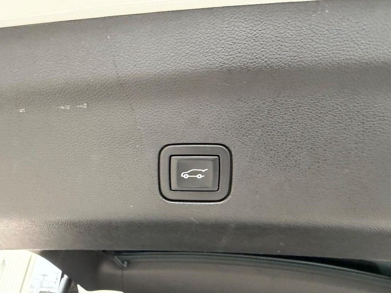 GMC Yukon XL Vehicle Full-screen Gallery Image 6