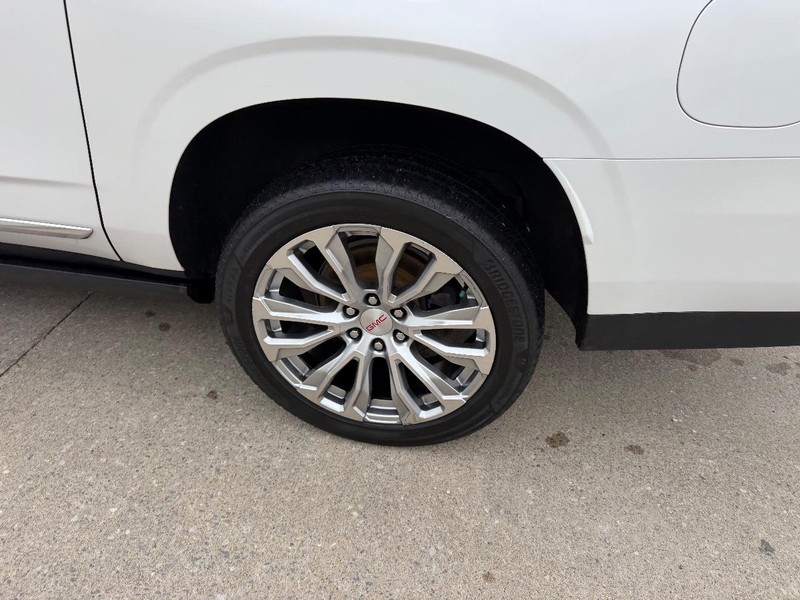 GMC Yukon XL Vehicle Full-screen Gallery Image 7