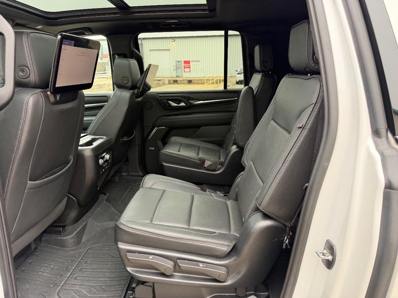 GMC Yukon XL Vehicle Full-screen Gallery Image 9