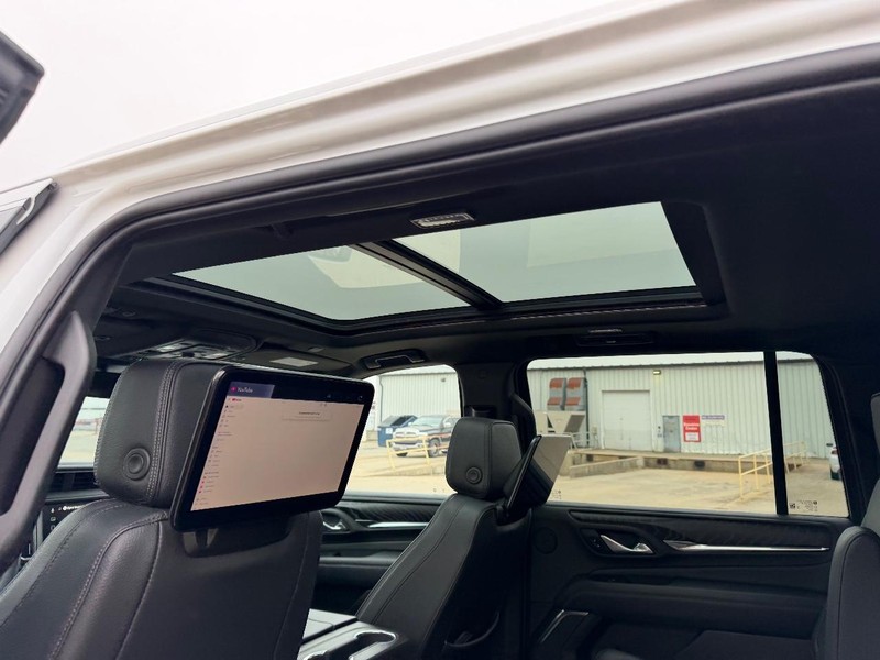 GMC Yukon XL Vehicle Full-screen Gallery Image 10