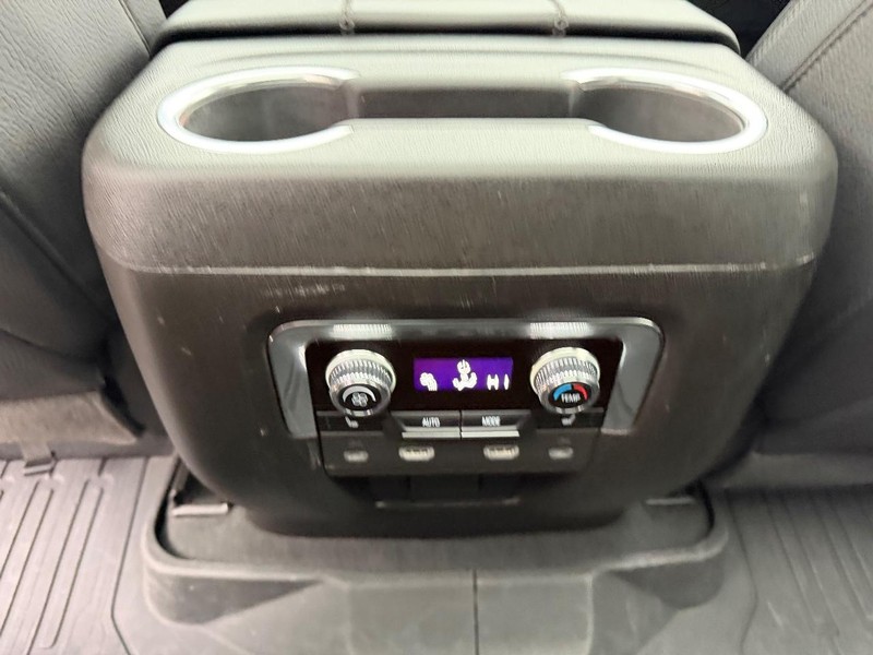 GMC Yukon XL Vehicle Full-screen Gallery Image 12