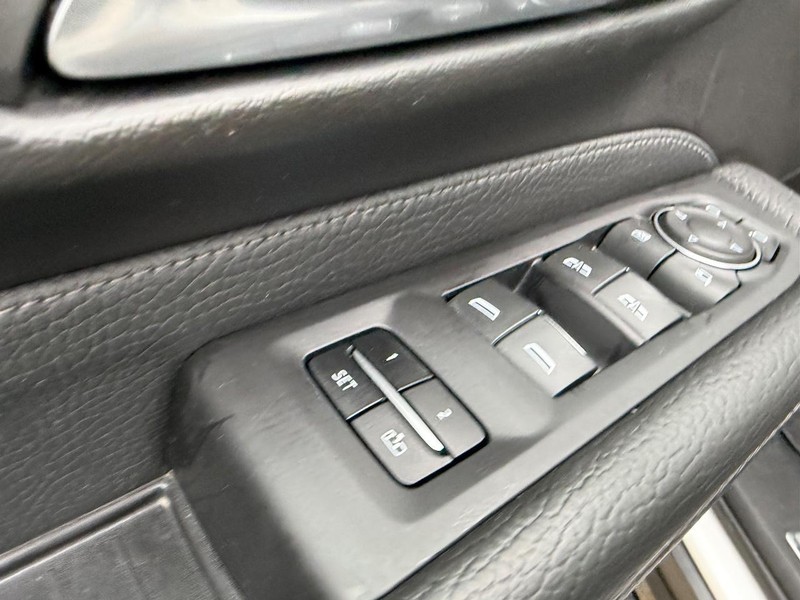 GMC Yukon XL Vehicle Full-screen Gallery Image 22