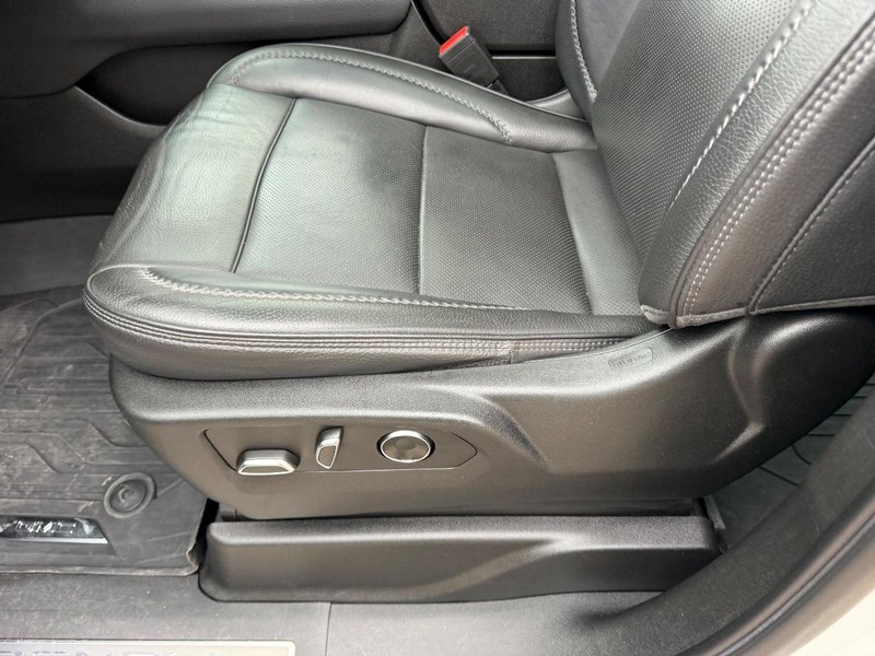 GMC Yukon XL Vehicle Full-screen Gallery Image 23