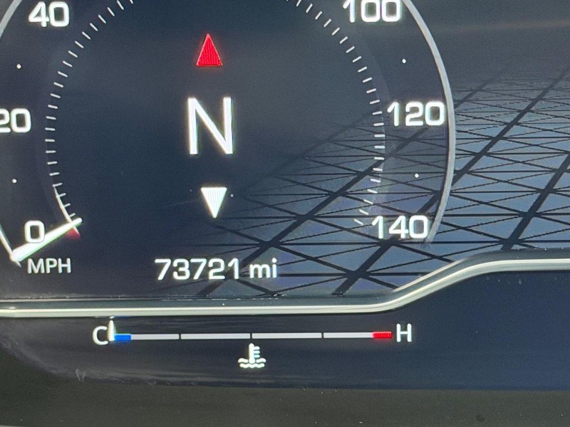 GMC Yukon XL Vehicle Full-screen Gallery Image 24