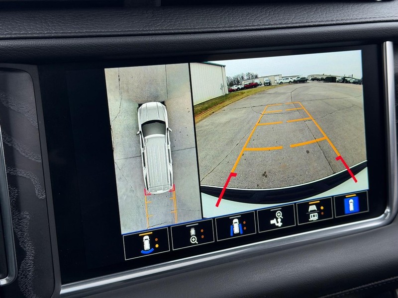 GMC Yukon XL Vehicle Full-screen Gallery Image 25