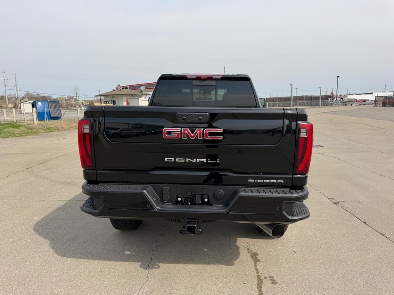GMC Sierra 3500HD Vehicle Full-screen Gallery Image 4
