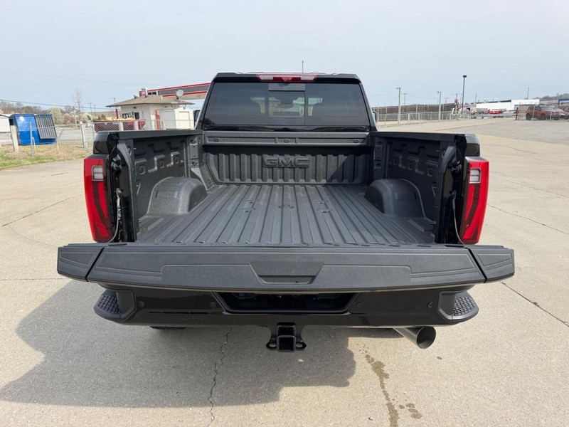 GMC Sierra 3500HD Vehicle Full-screen Gallery Image 5