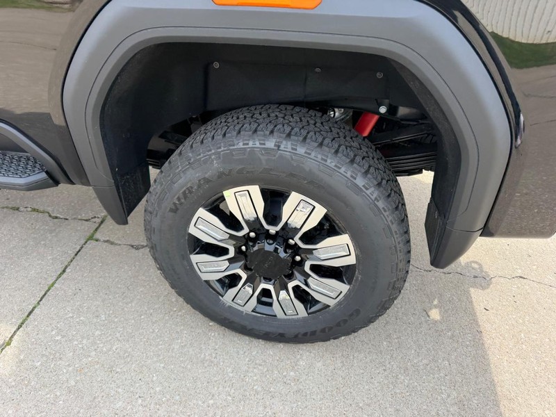 GMC Sierra 3500HD Vehicle Full-screen Gallery Image 6