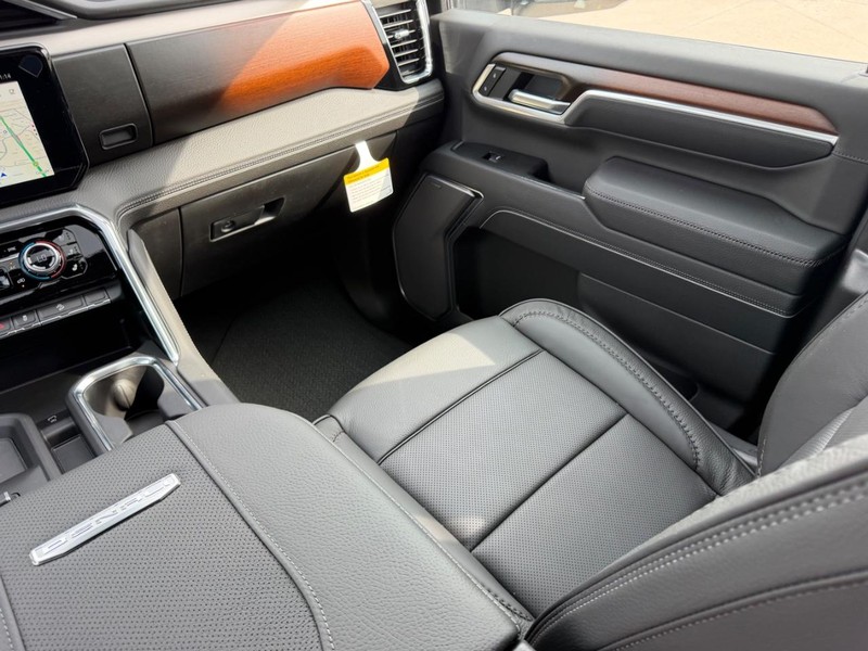 GMC Sierra 3500HD Vehicle Full-screen Gallery Image 15