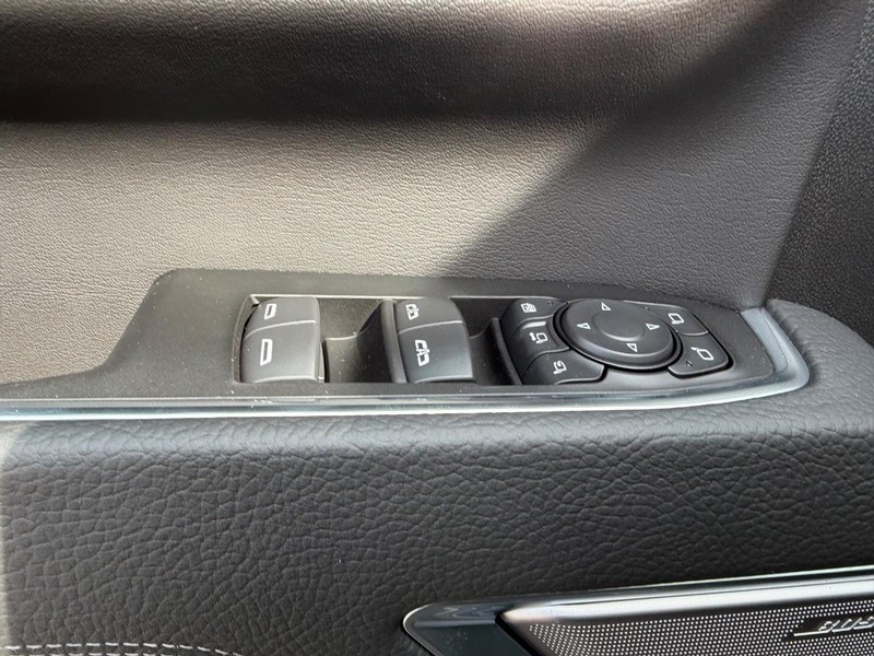 GMC Sierra 3500HD Vehicle Full-screen Gallery Image 16