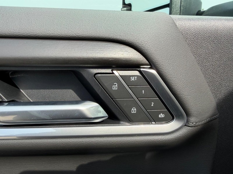 GMC Sierra 3500HD Vehicle Full-screen Gallery Image 17