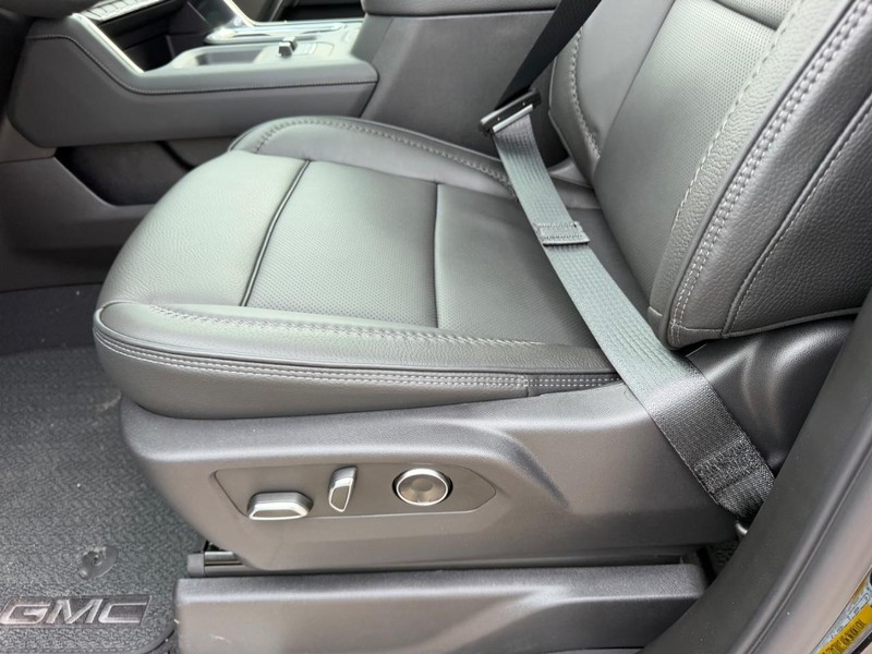 GMC Sierra 3500HD Vehicle Full-screen Gallery Image 18