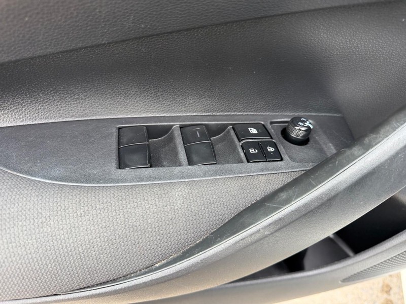 Toyota Corolla Vehicle Full-screen Gallery Image 14