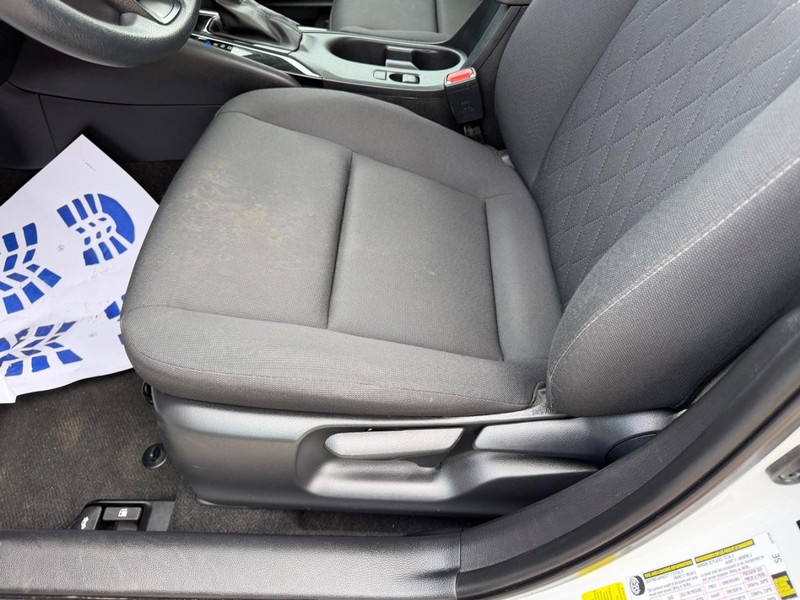 Toyota Corolla Vehicle Full-screen Gallery Image 15