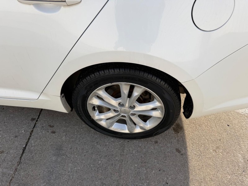 Kia Optima Vehicle Full-screen Gallery Image 6