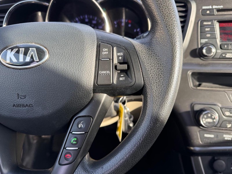 Kia Optima Vehicle Full-screen Gallery Image 11