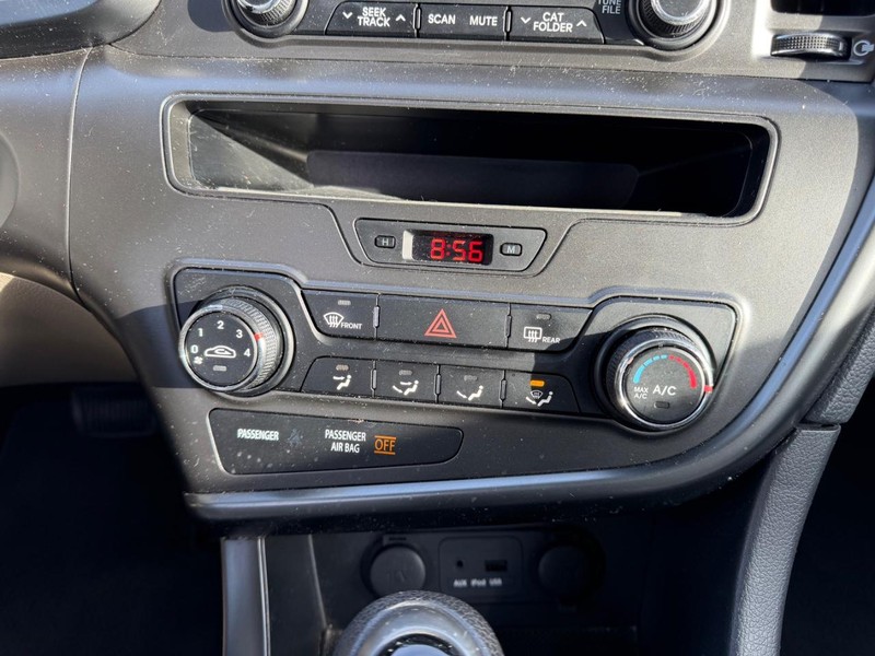 Kia Optima Vehicle Full-screen Gallery Image 13