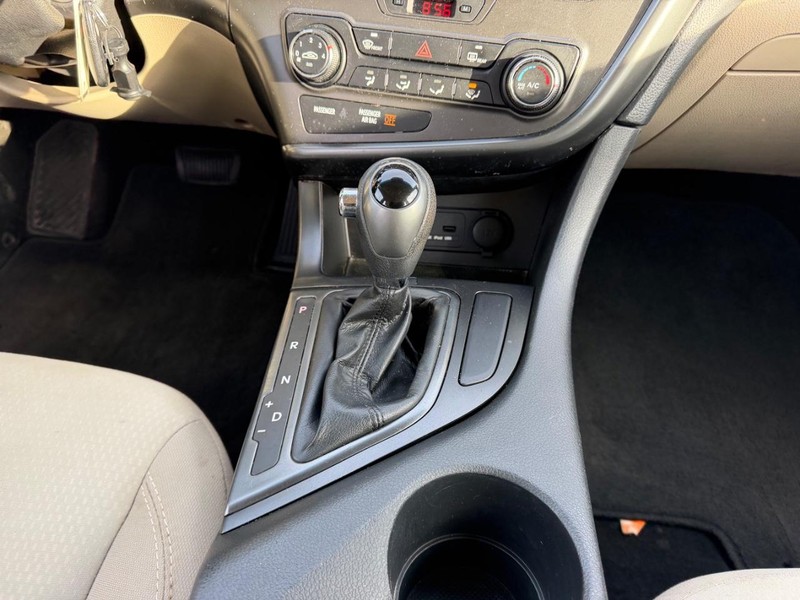 Kia Optima Vehicle Full-screen Gallery Image 14