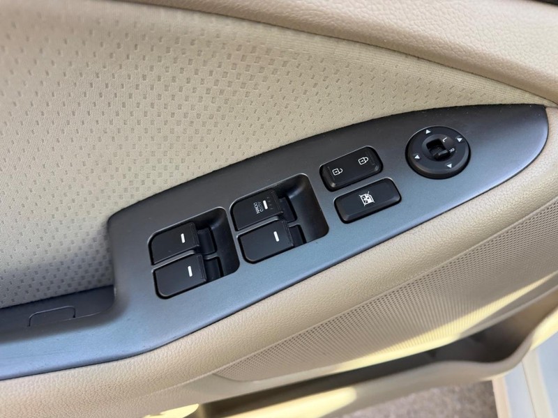 Kia Optima Vehicle Full-screen Gallery Image 16