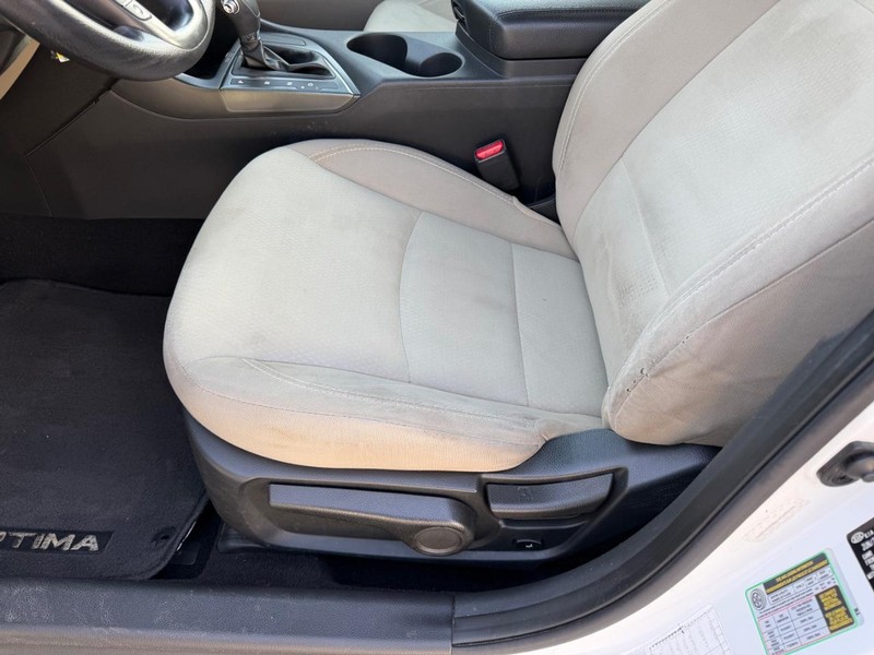 Kia Optima Vehicle Full-screen Gallery Image 17