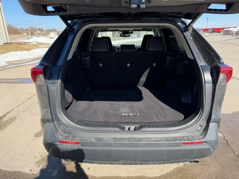 Toyota RAV4 Vehicle Full-screen Gallery Image 5