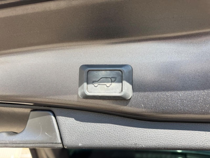 Toyota RAV4 Vehicle Full-screen Gallery Image 6