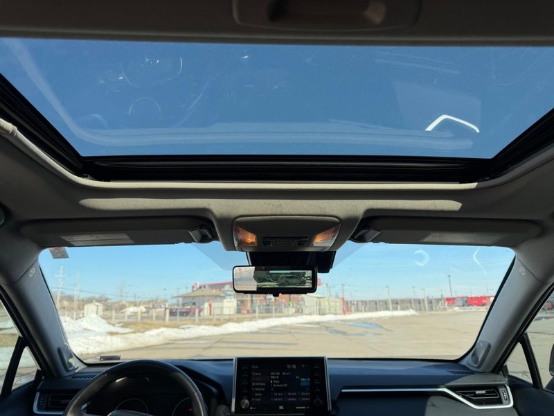 Toyota RAV4 Vehicle Full-screen Gallery Image 9