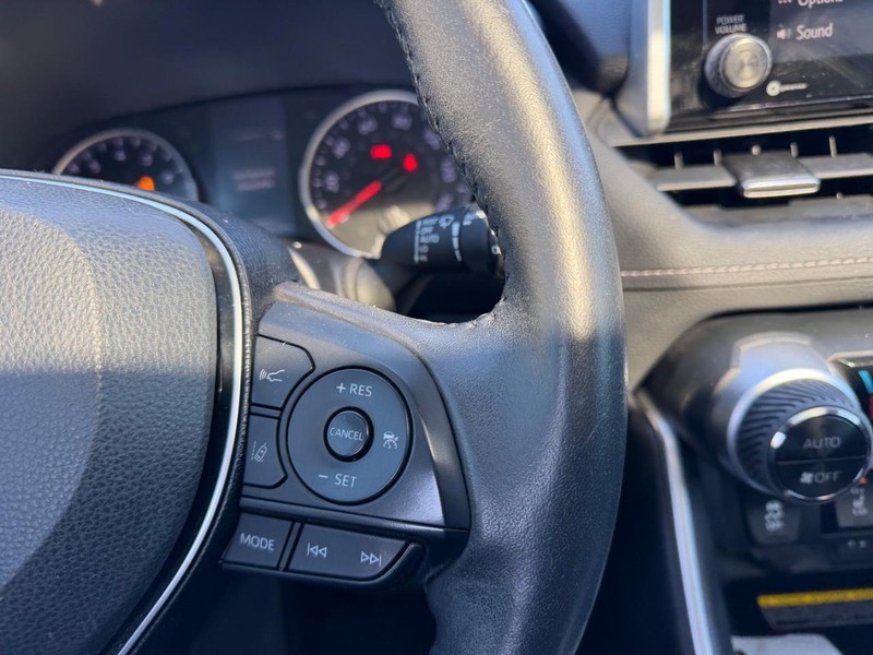 Toyota RAV4 Vehicle Full-screen Gallery Image 13