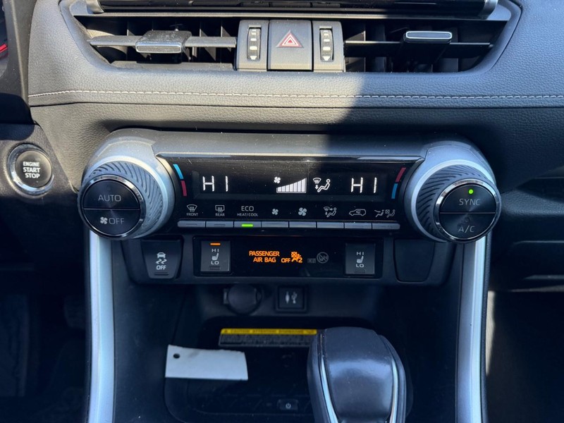 Toyota RAV4 Vehicle Full-screen Gallery Image 15