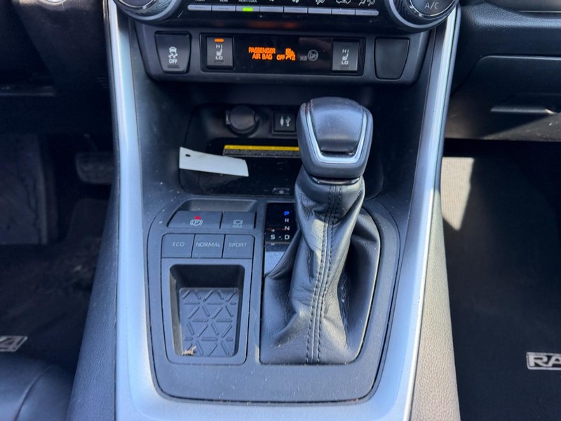 Toyota RAV4 Vehicle Full-screen Gallery Image 16