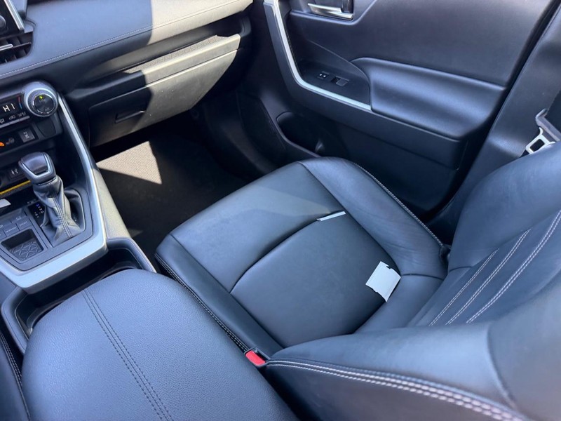 Toyota RAV4 Vehicle Full-screen Gallery Image 17