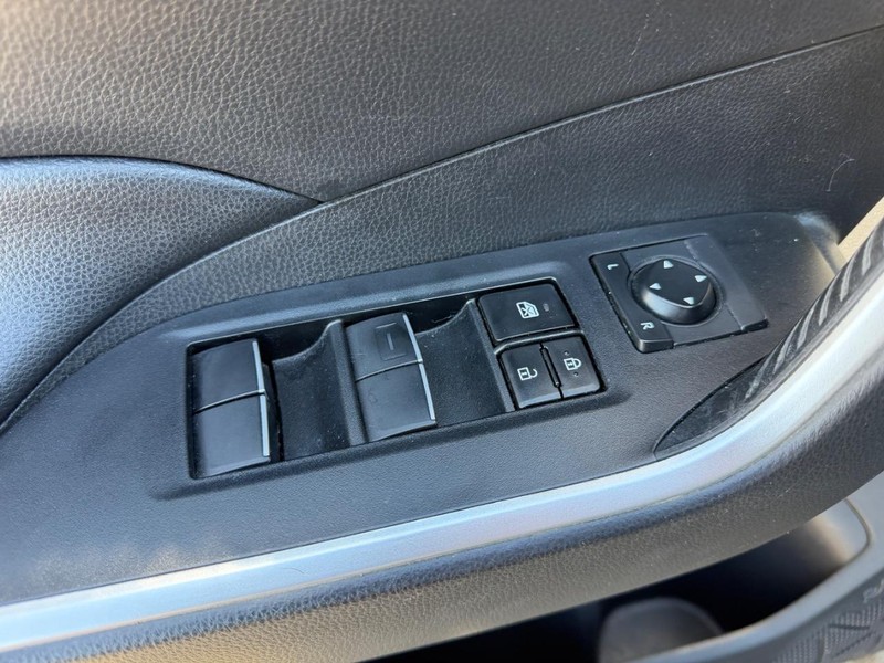 Toyota RAV4 Vehicle Full-screen Gallery Image 18