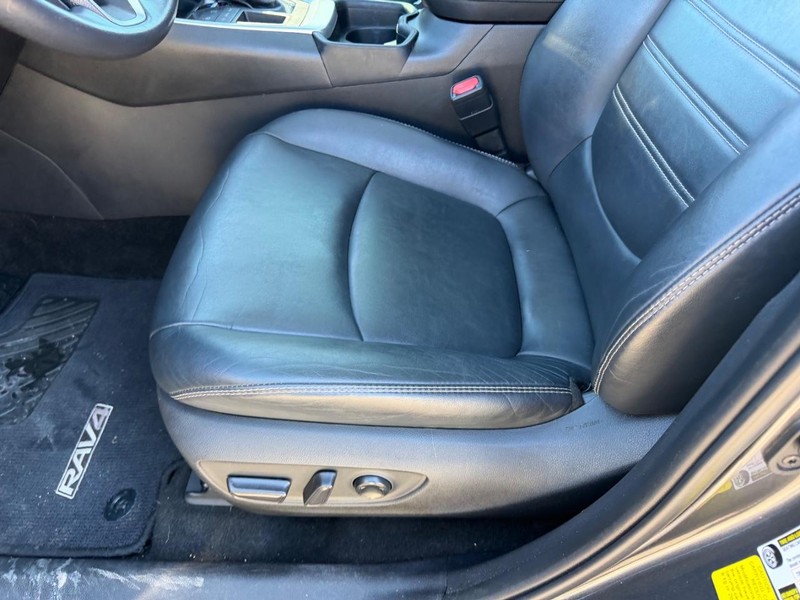 Toyota RAV4 Vehicle Full-screen Gallery Image 20