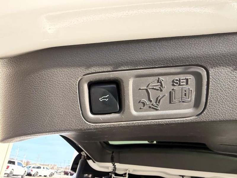 Ford Expedition Max Vehicle Full-screen Gallery Image 6