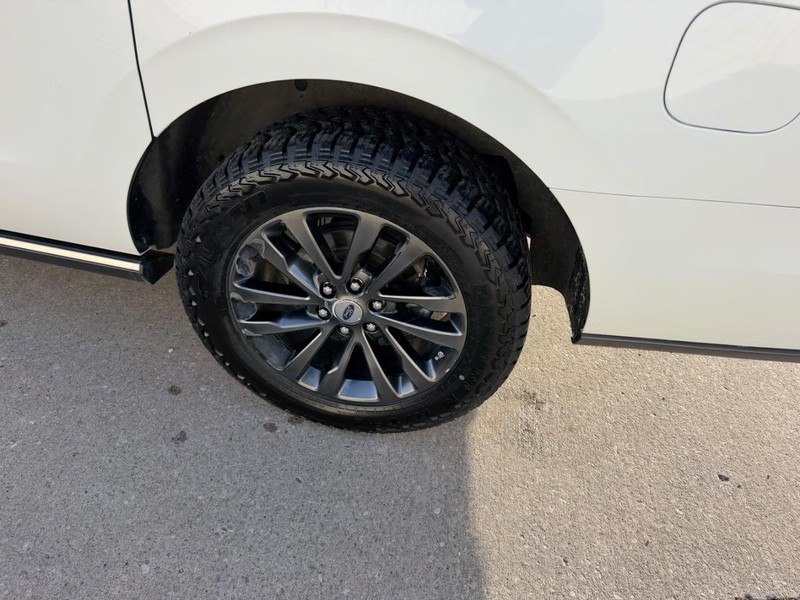 Ford Expedition Max Vehicle Full-screen Gallery Image 7