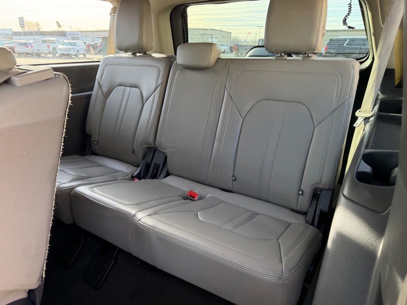 Ford Expedition Max Vehicle Full-screen Gallery Image 8