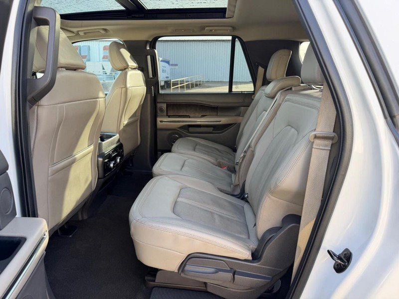 Ford Expedition Max Vehicle Full-screen Gallery Image 9