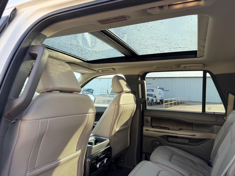 Ford Expedition Max Vehicle Full-screen Gallery Image 10