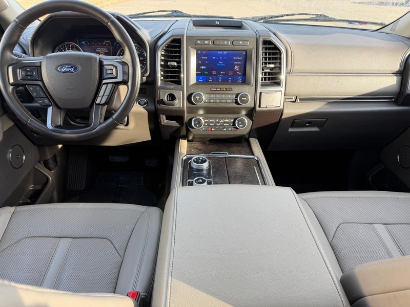 Ford Expedition Max Vehicle Full-screen Gallery Image 12