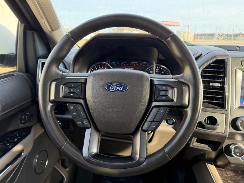 Ford Expedition Max Vehicle Full-screen Gallery Image 13