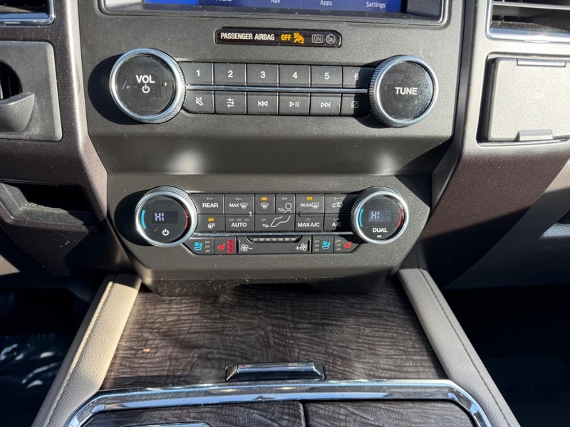 Ford Expedition Max Vehicle Full-screen Gallery Image 17