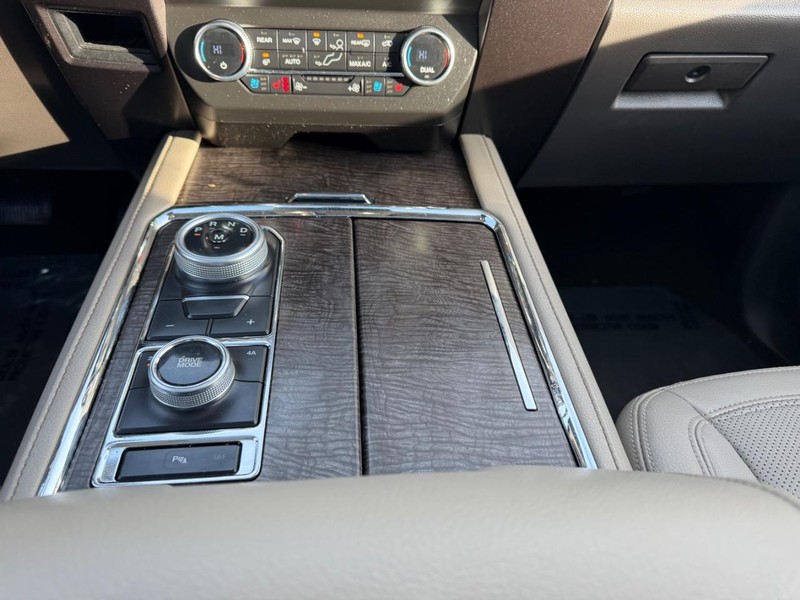 Ford Expedition Max Vehicle Full-screen Gallery Image 18