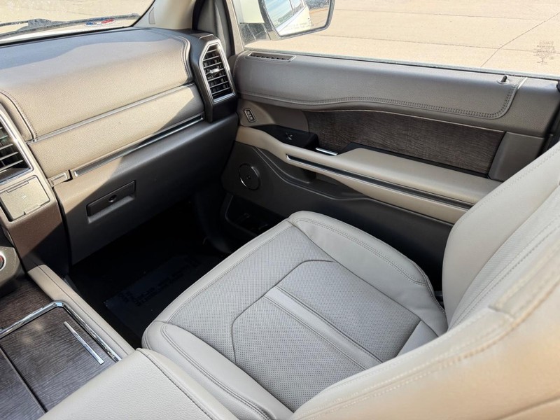 Ford Expedition Max Vehicle Full-screen Gallery Image 19