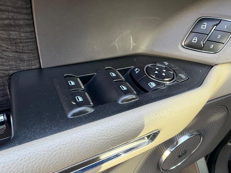 Ford Expedition Max Vehicle Full-screen Gallery Image 20