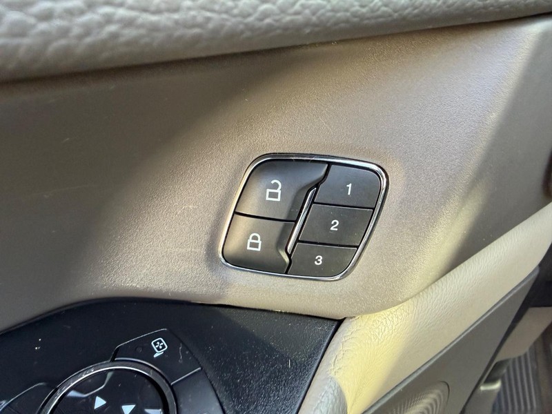 Ford Expedition Max Vehicle Full-screen Gallery Image 21