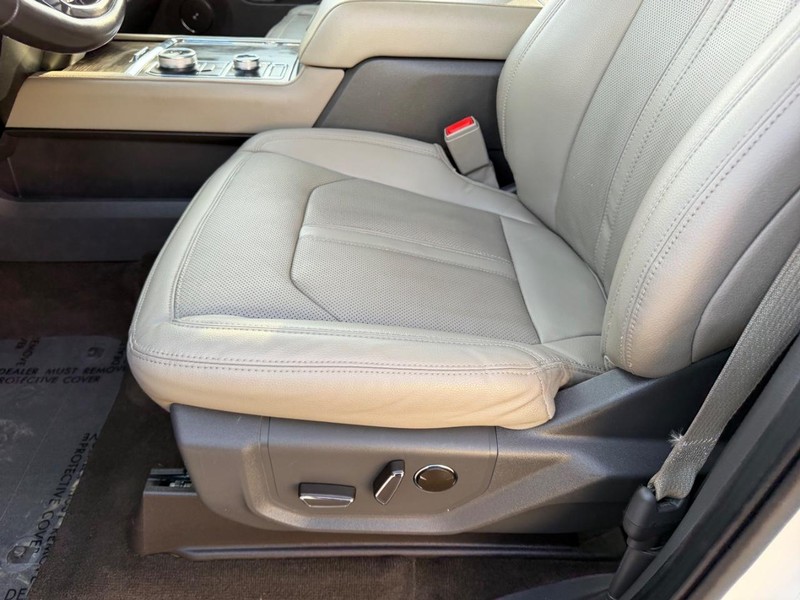 Ford Expedition Max Vehicle Full-screen Gallery Image 22