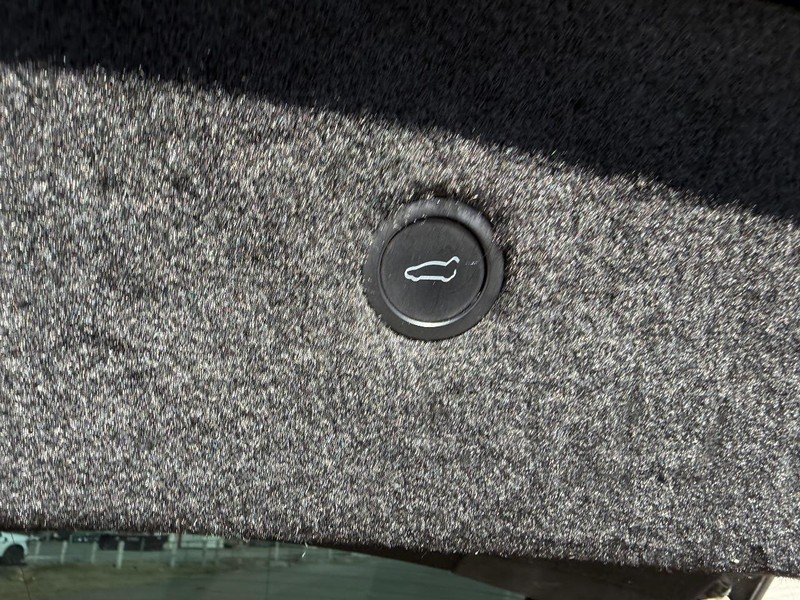 Tesla Model S Vehicle Full-screen Gallery Image 6