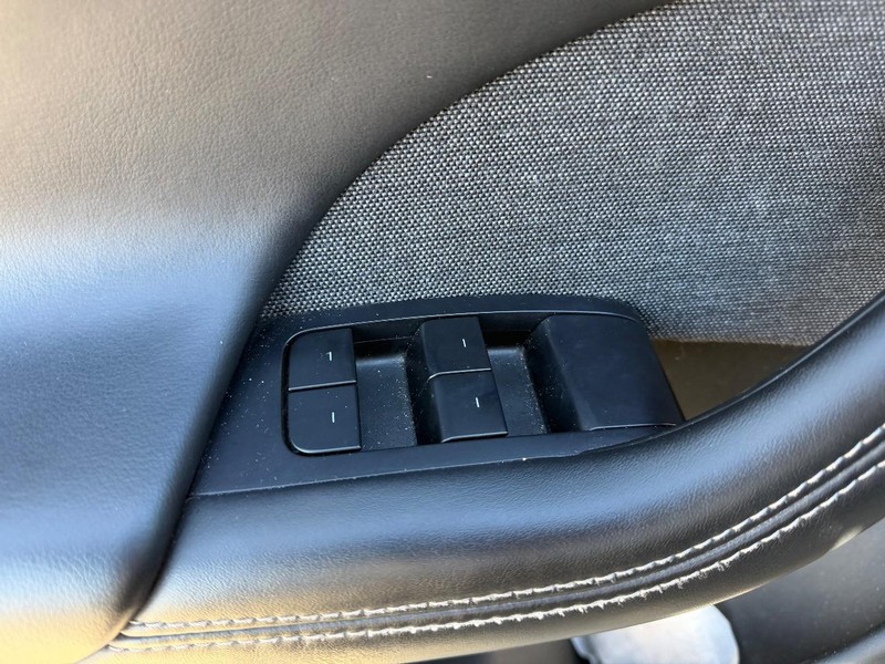 Tesla Model S Vehicle Full-screen Gallery Image 17