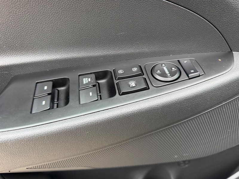 Hyundai Tucson Vehicle Full-screen Gallery Image 16