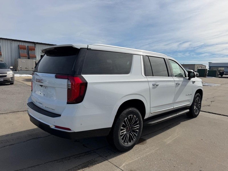 GMC Yukon XL Vehicle Full-screen Gallery Image 3